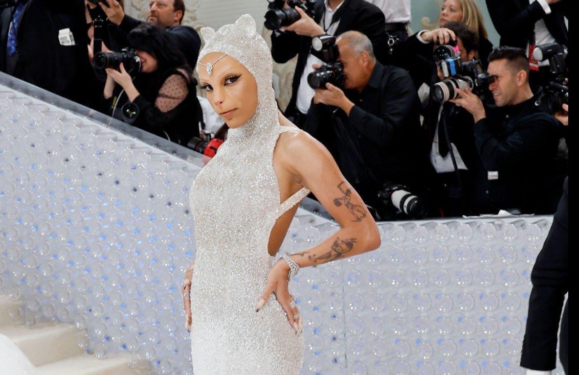 Doja Cat Asiste A La Met Gala Vestida Como El Gato De Karl