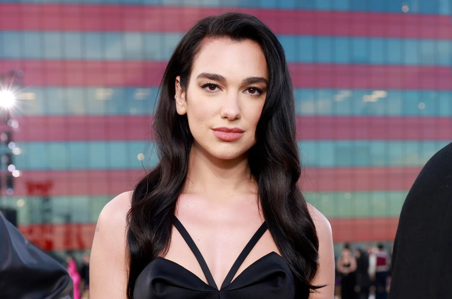 Dua Lipa reitera su amor por el pop y su versatilidad en una entrevista para Dazed