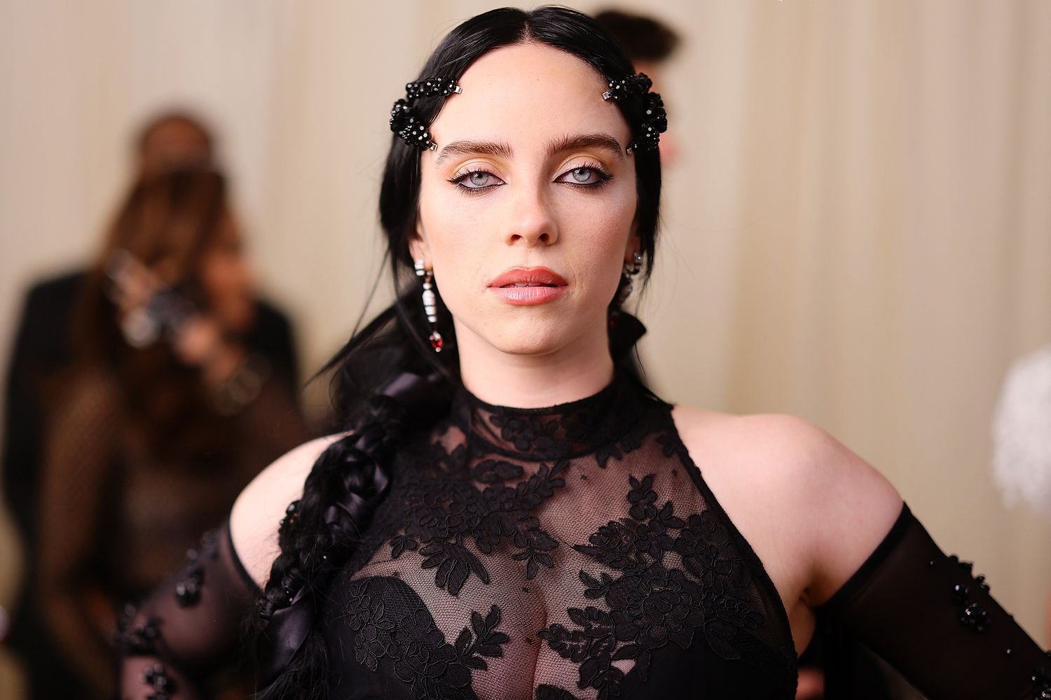 Billie Eilish deslumbra con su look sensual de Simone Rocha en la Gala