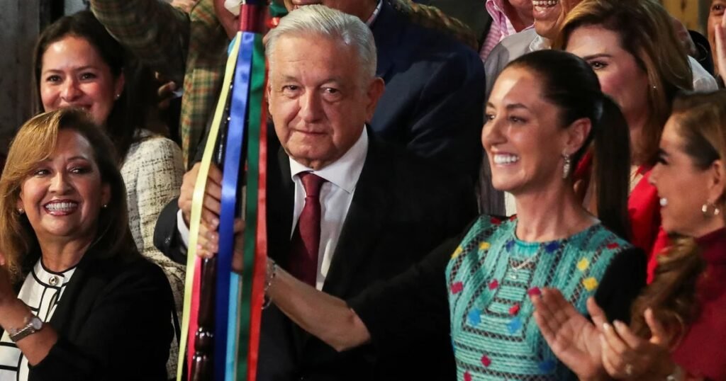 Ordenan a López Obrador eliminar publicaciones sobre entrega del bastón de mando