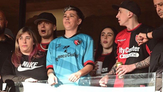 Peso Pluma y Nicki Nicole juntos durante partido de la Copa Argentina