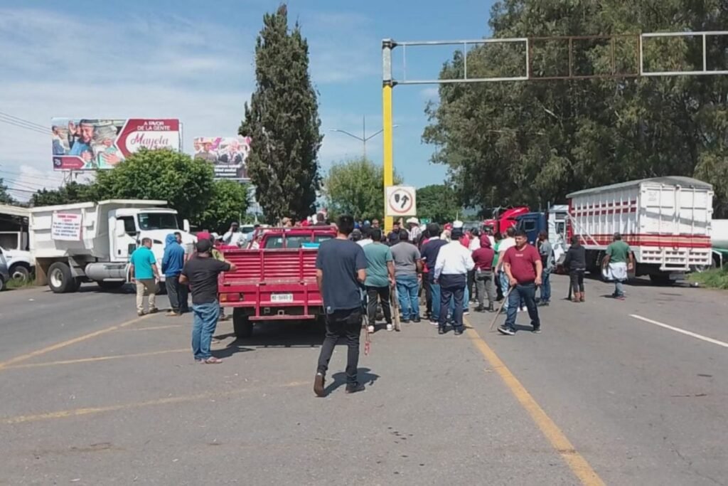 Transportistas bloquean los accesos al municipio de Uruapan en Michoacán