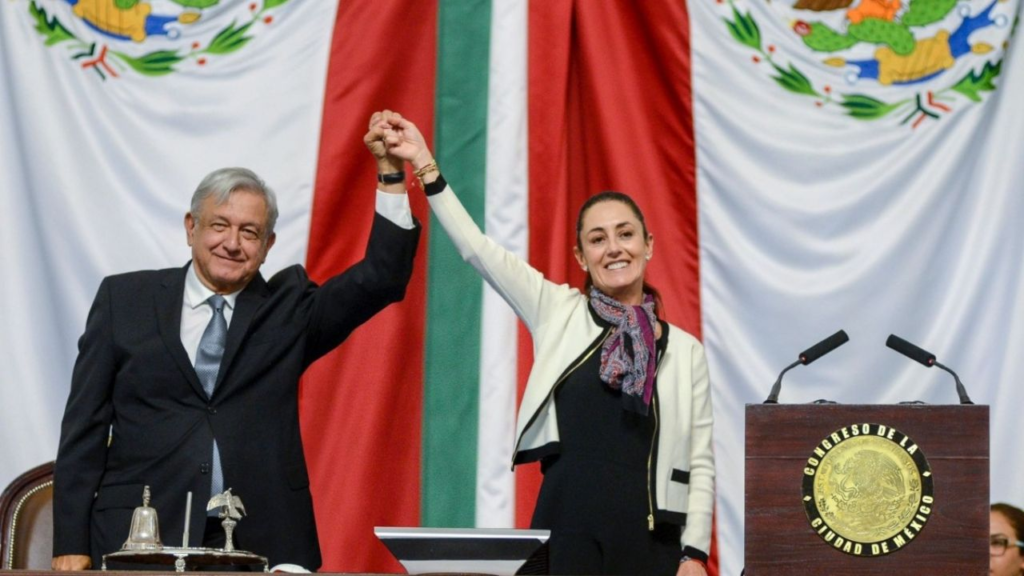 Simpatizantes de la Cuarta Transformación esperan a Sheinbaum y AMLO en el Centro Histórico de la CDMX