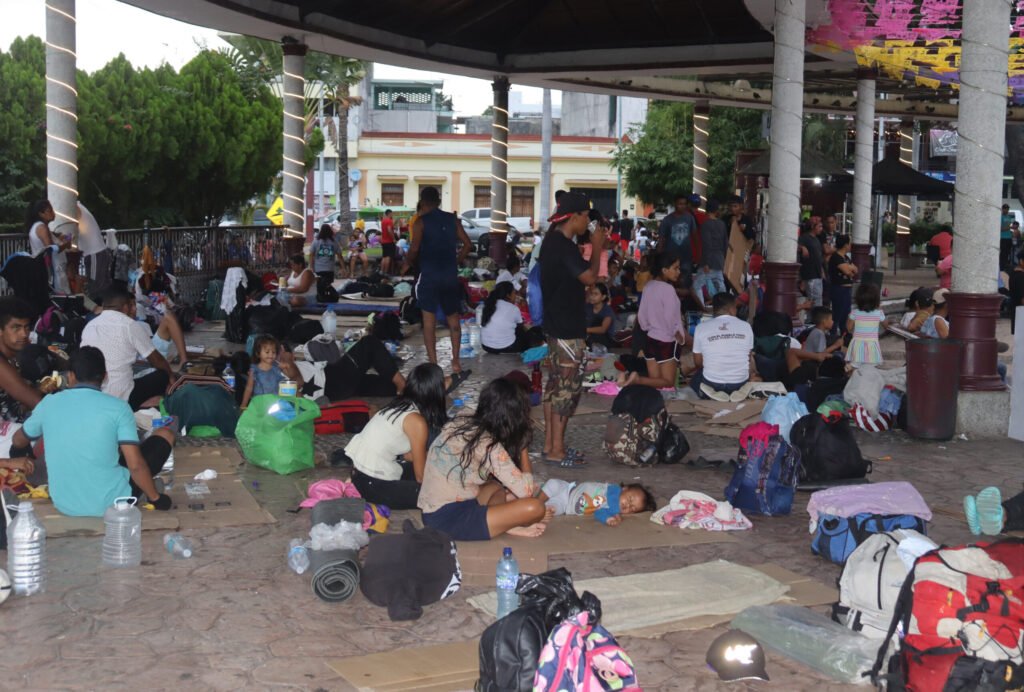 Migrantes varados en Tapachula piden protección ante posible ciclón en la frontera México-Guatemala