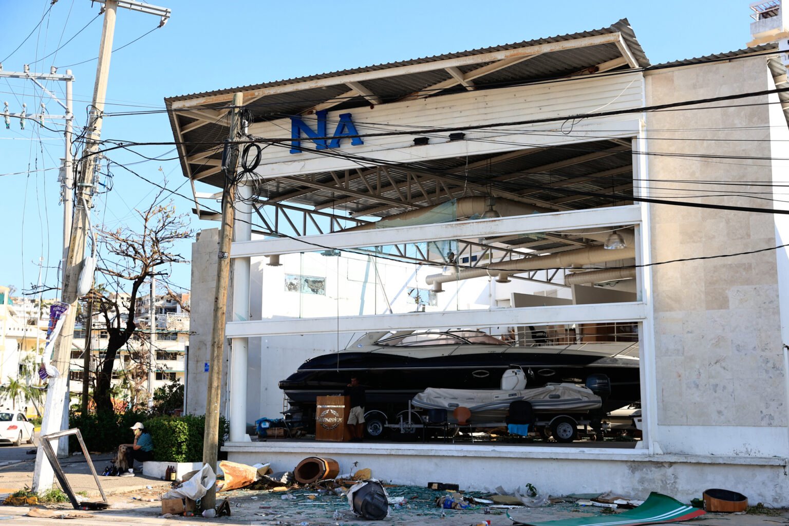 Reparación y recuento de daños en Acapulco tras el impacto del huracán Otis