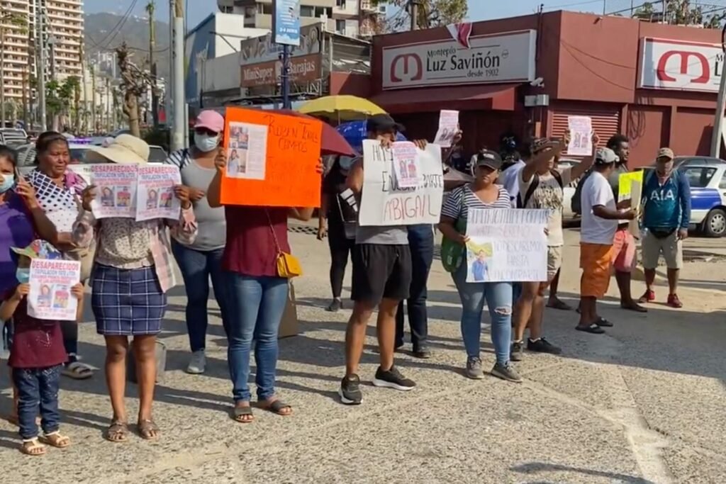 Familiares de marineros desaparecidos en huracán Otis exigen búsqueda y localización en Acapulco