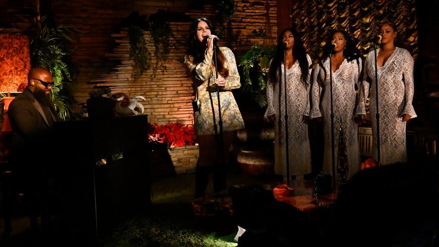 Lana Del Rey canta “Unchained Melody” en la mansión de Elvis Presley durante el especial de Navidad en Graceland