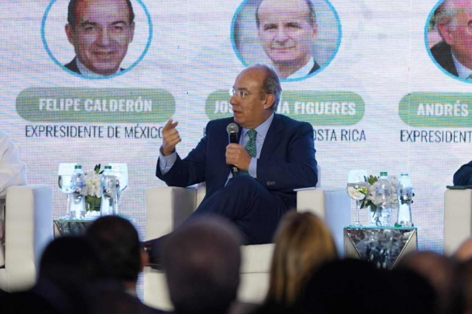 México en peligro: Felipe Calderón advierte sobre la amenaza a la democracia latinoamericana