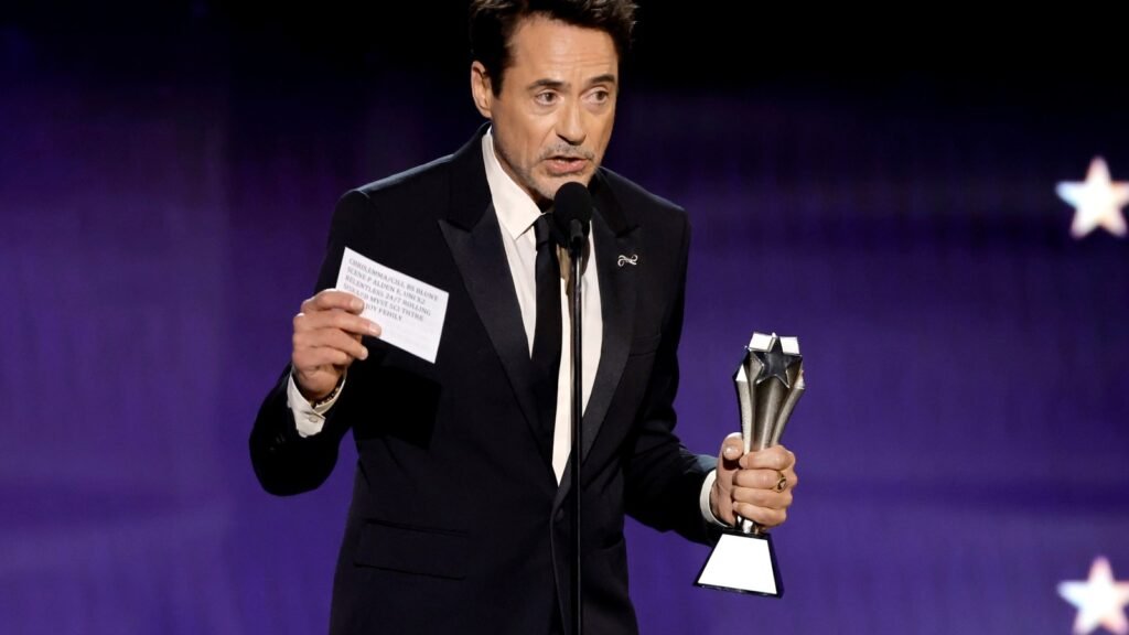 Robert Downey Jr. se burla de los críticos de cine en los Critics Choice Awards