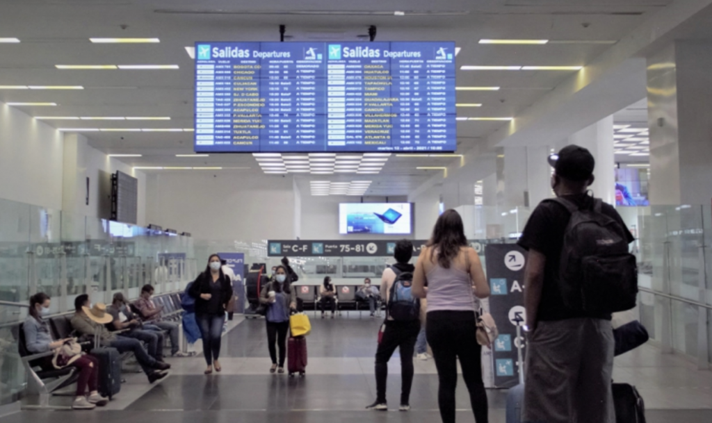 AICM: Falla técnica en pantallas informativas de la Terminal 2