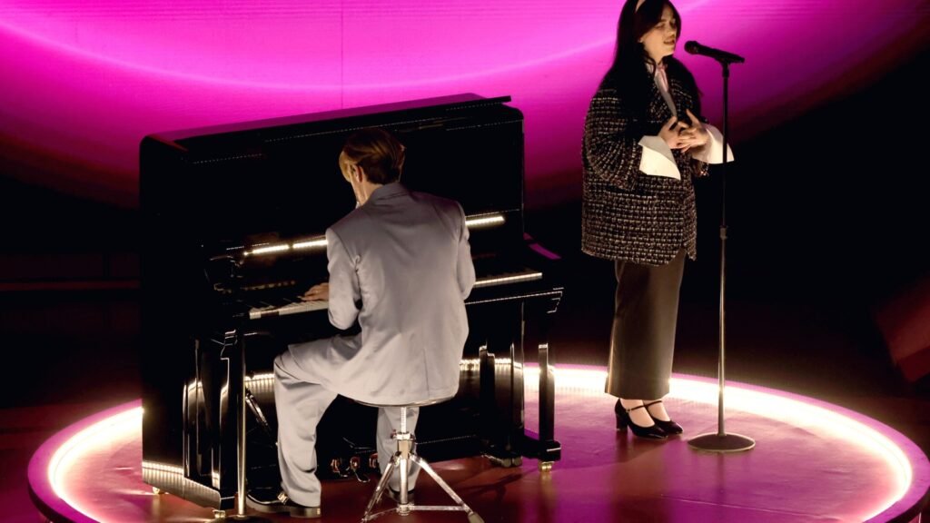 Billie Eilish arrasa en la temporada de premios con su canción original – Rolling Stone