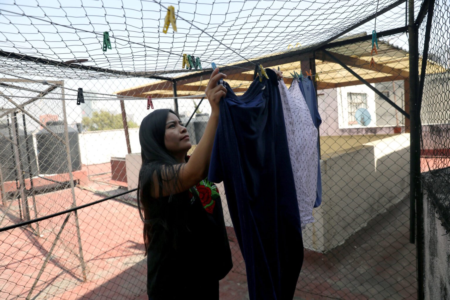 Mujeres mexicanas destinan 12 horas más a trabajo doméstico y de cuidados no remunerado que los hombres