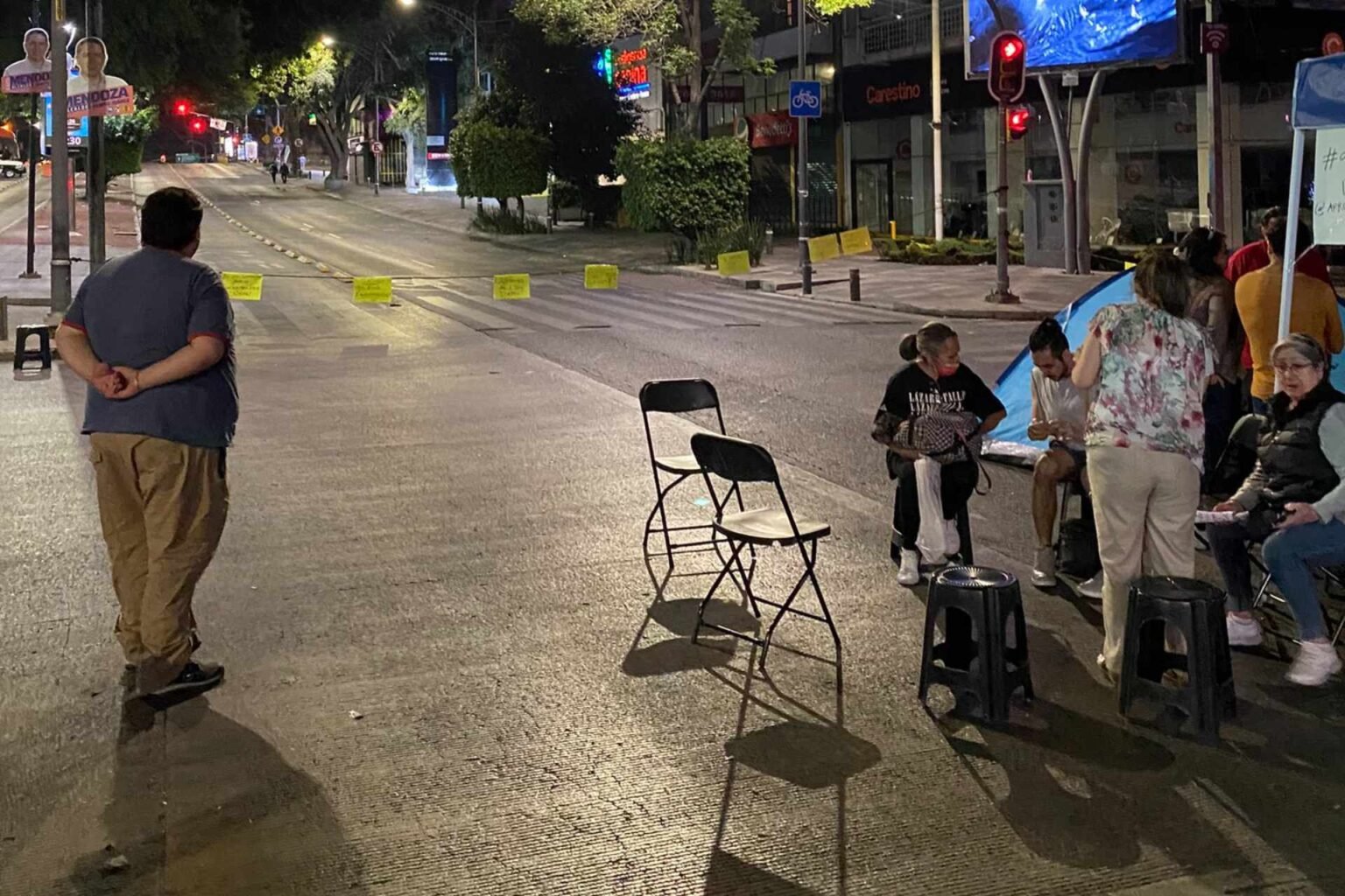 Vecinos de Benito Juárez bloquean Insurgentes Sur y Xola por agua contaminada