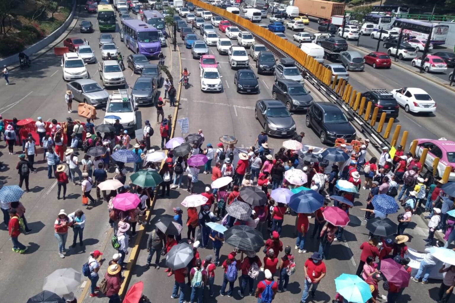 Maestros de la CNTE bloquean Circuito Interior en la Ciudad de México