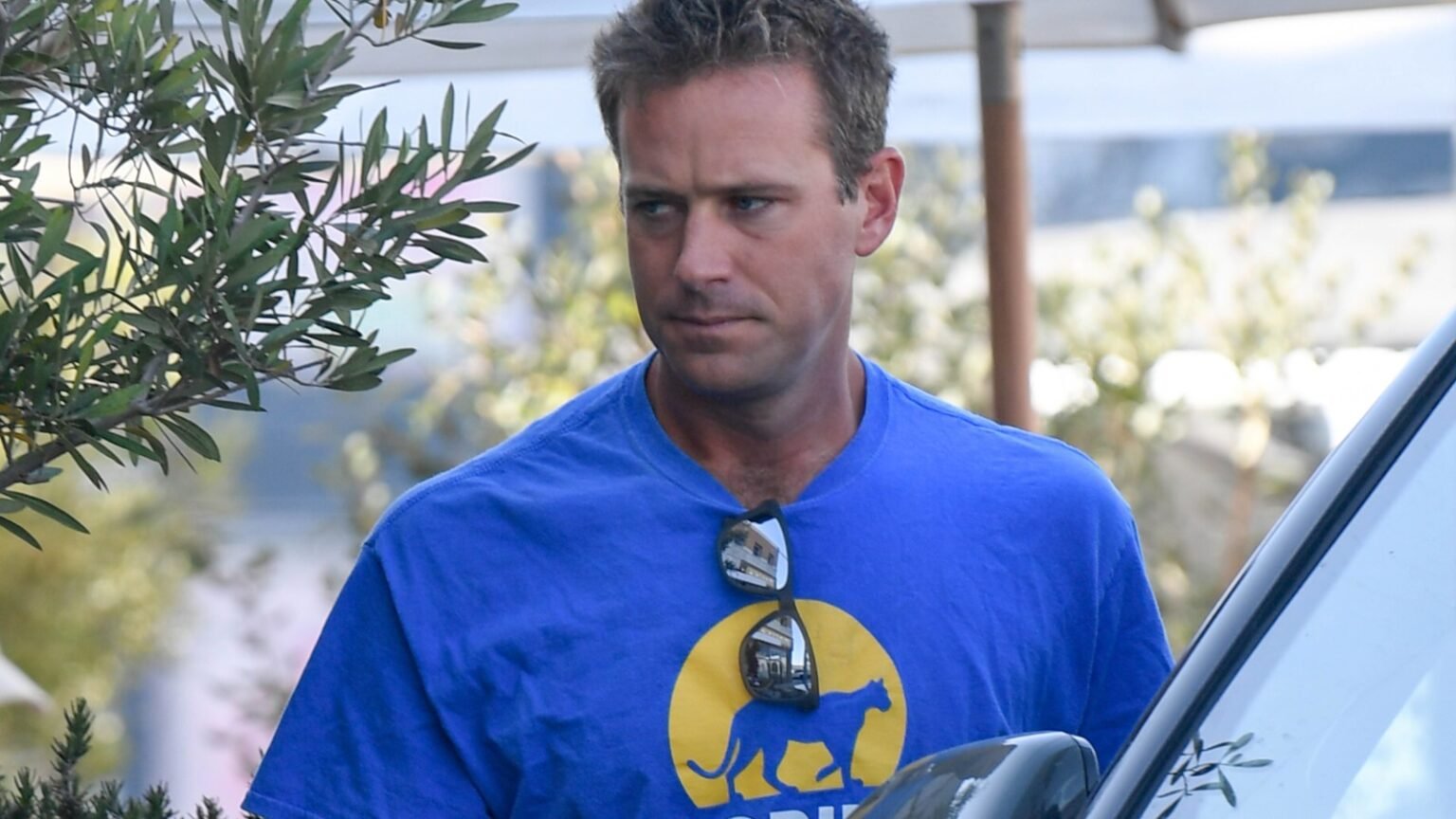 Armie Hammer vende su camioneta GMC Sierra 1500 Denali por falta de gasolina