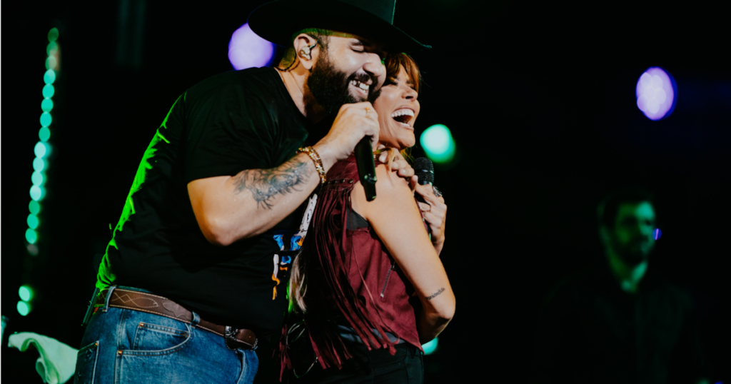 Carín León hace vibrar el Coliseo de Puerto Rico con su gira “Colmillo de Leche”