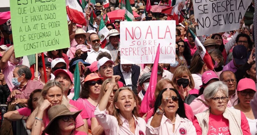 Marea Rosa protesta frente al INE exigiendo transparencia: ¡Abre la puerta, Taddei!
