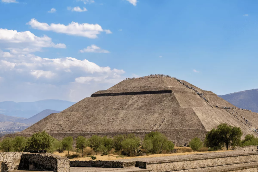Figura misteriosa en la cima de la Pirámide del Sol en Teotihuacán, Estado de México