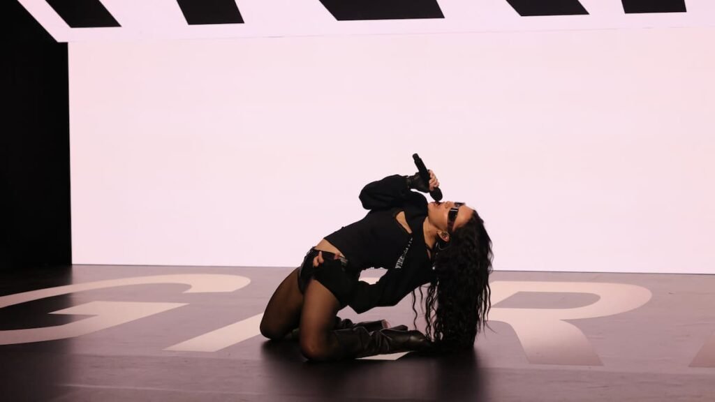 Charli XCX brilla en Saturday Night Live con su disco Brat y sketches cómicos de Adele y Troye Sivan