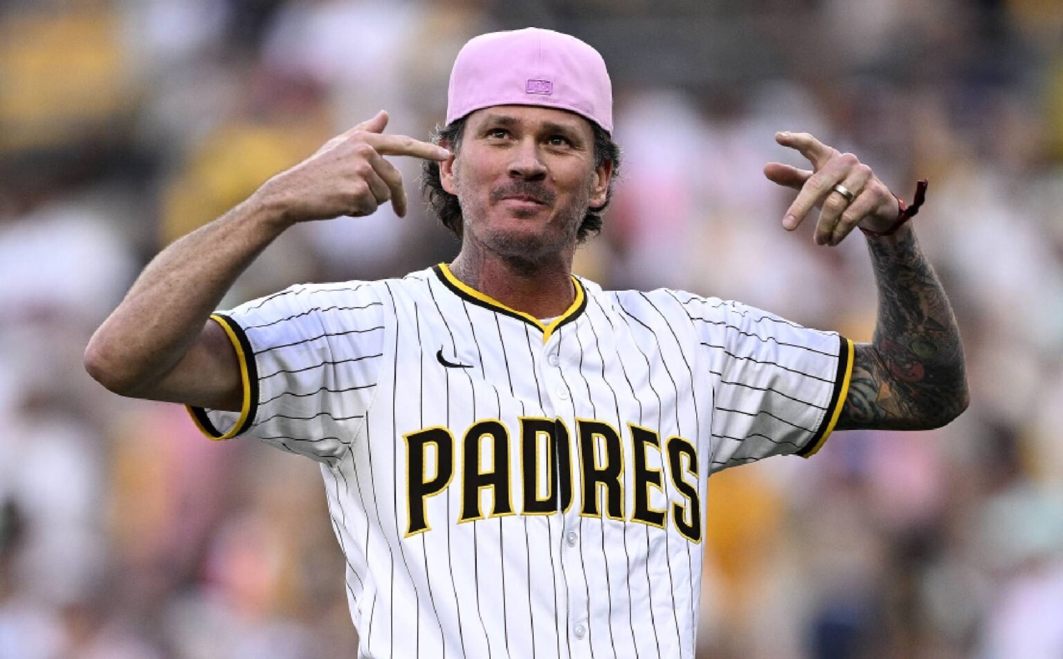 Tom DeLonge de Blink-182 opina sobre avistamientos de drones en Nueva Jersey: “Podrían estar imitando otras aeronaves”