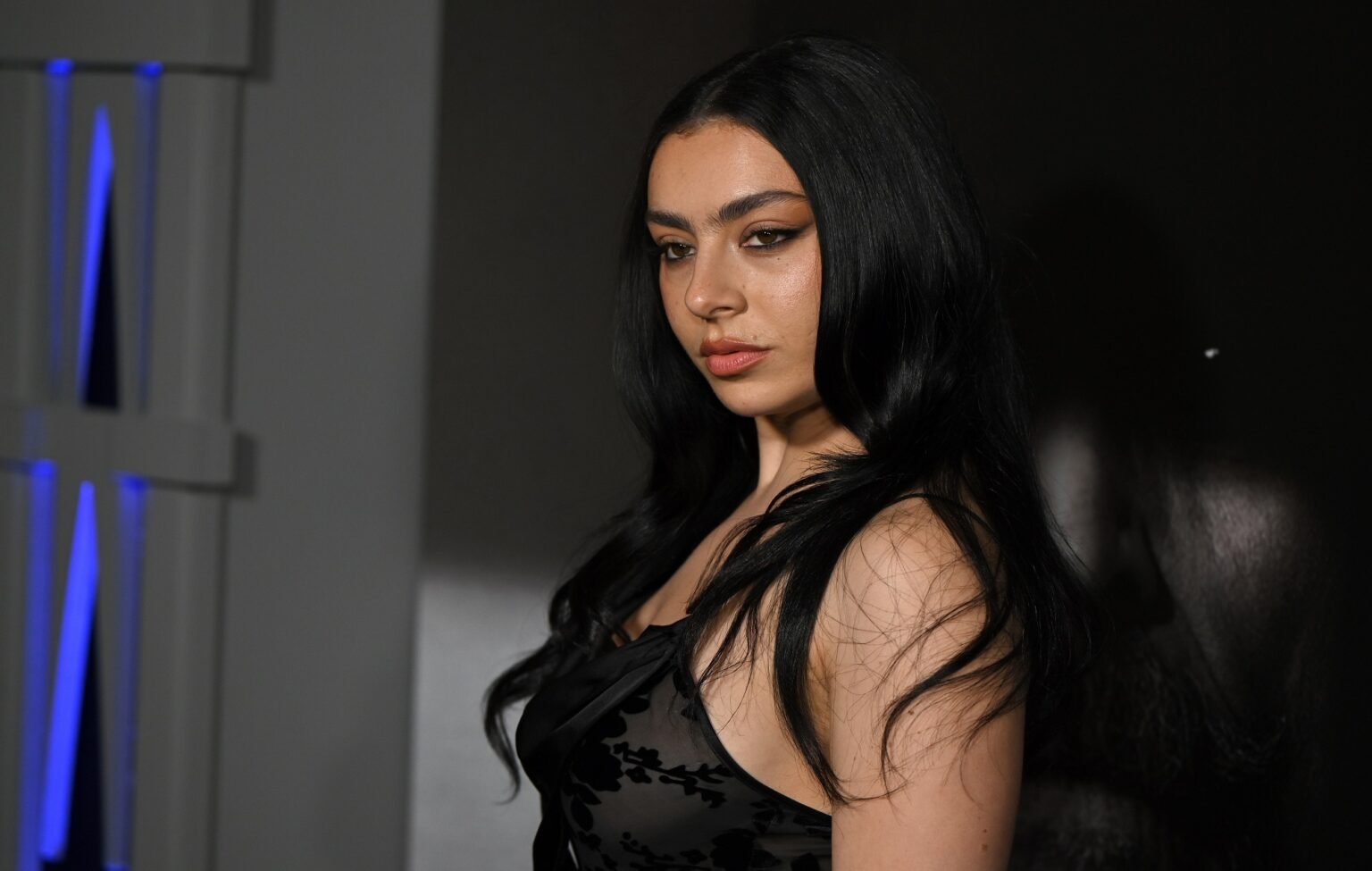 Charli XCX lanza nuevo álbum remix en vinilo titulado ‘Brat And It’s Completely Different’