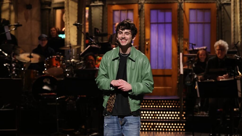 Timothée Chalamet brilla en Saturday Night Live como presentador e intérprete de Bob Dylan