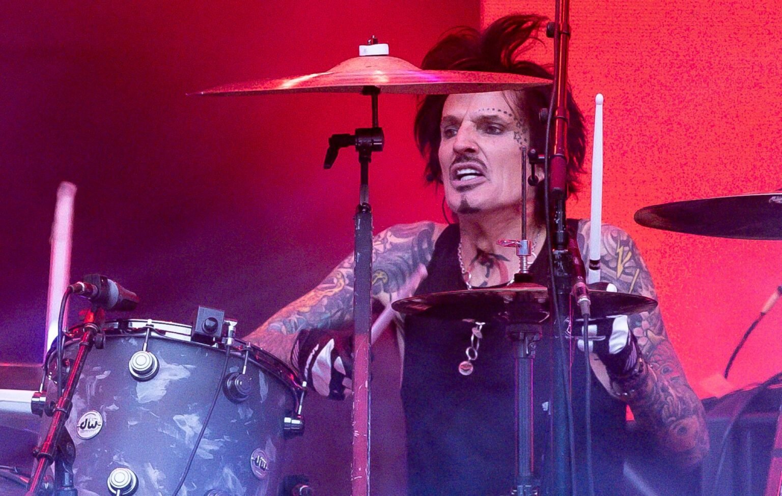 Tommy Lee de Mötley Crüe critica a artistas por promocionar música durante incendios en LA