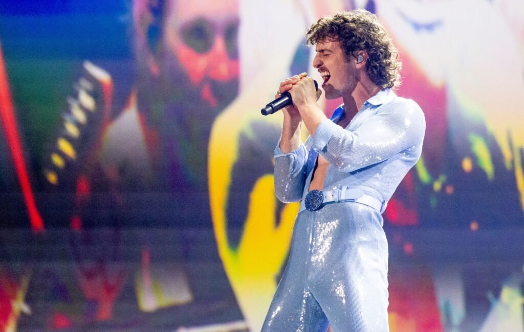 Benson Boone se disculpa por su polémico gesto en los Premios Grammy 2025 durante su actuación en vivo