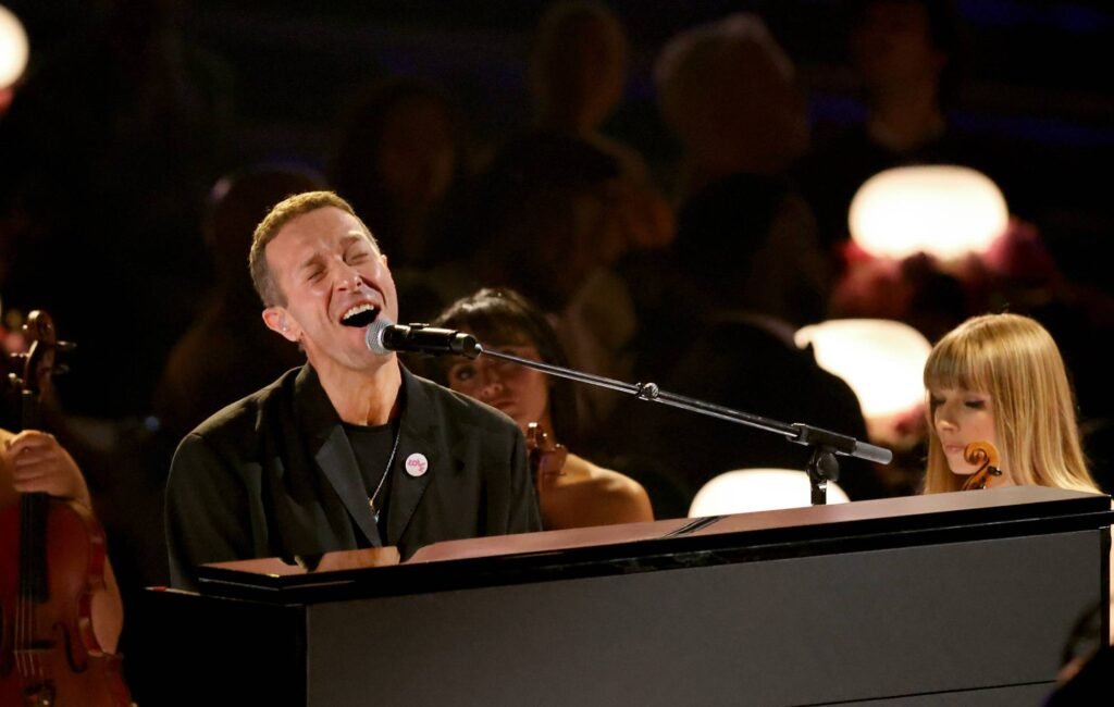 Chris Martin de Coldplay rinde homenaje a Liam Payne con una emotiva interpretación en los Grammy 2025