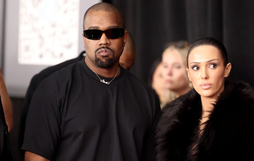 Kanye West defiende a Bianca Censori en medio de la controversia por su vestido “desnudo”