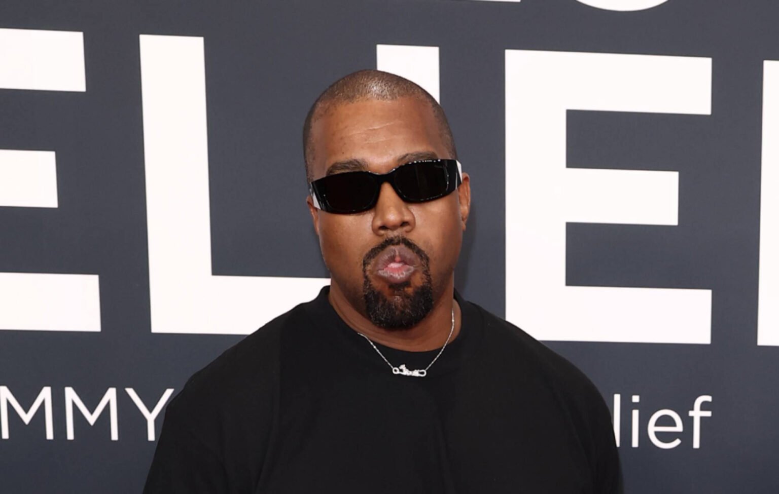 Shopify Retira Sitio de Kanye West por Potencial Fraude, No por Camiseta con Esvástica