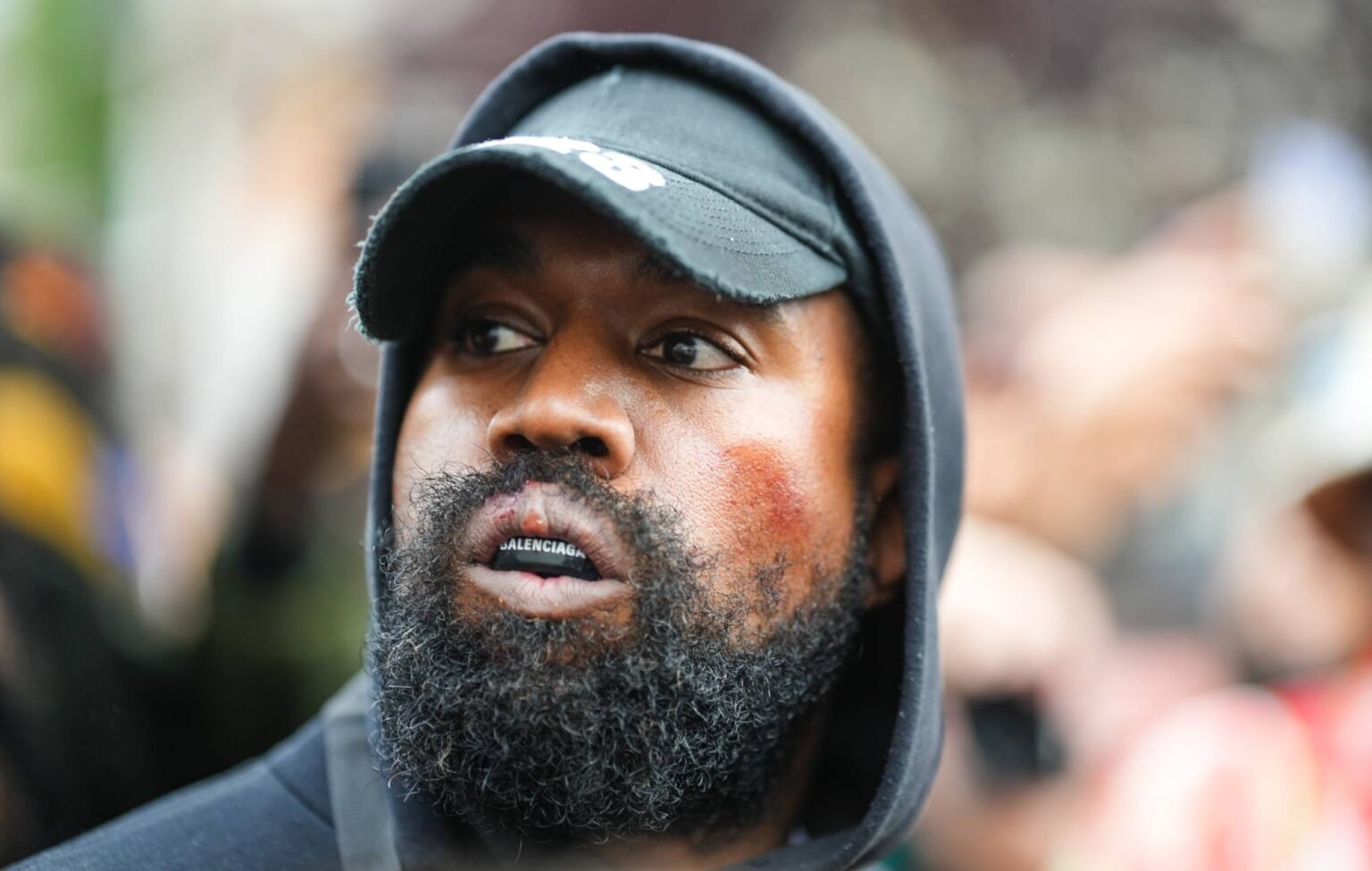 Kanye West solicita a joyeros el diseño de una cadena con esvástica