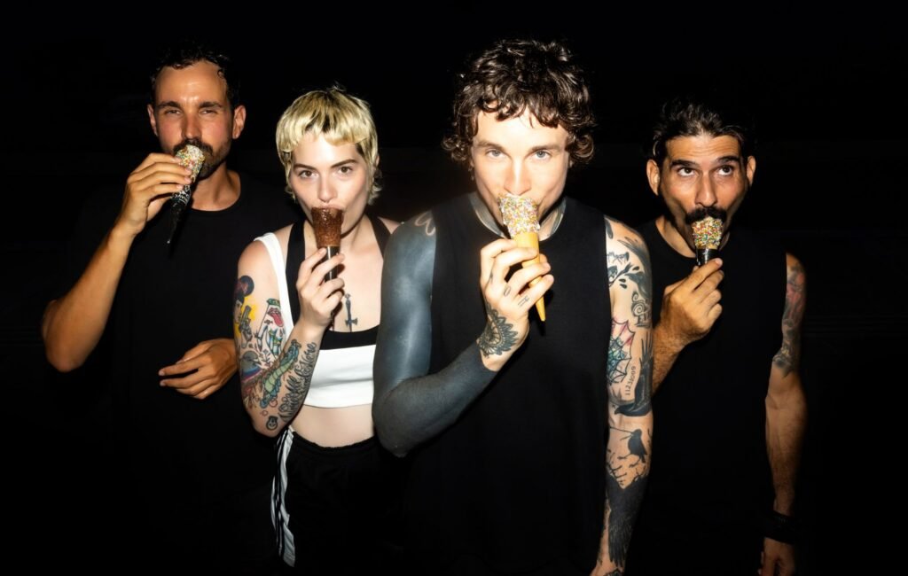 Laura Jane Grace In The Trauma Tropes lanza nuevo álbum ‘Adventure Club’ con sencillo crítico al capitalismo ‘Mine Me Mine’