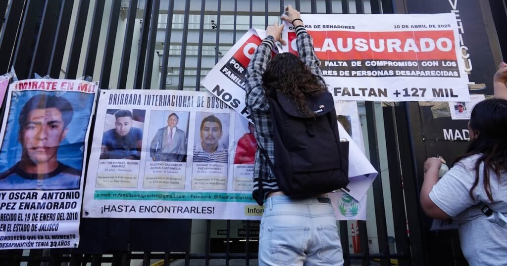 Madres buscadoras cierran simbólicamente el Senado exigiendo disculpa de Noroña