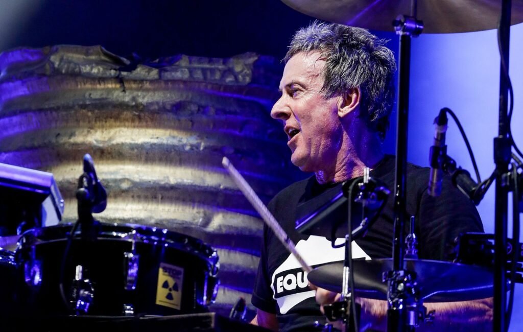 Rob Hirst de Midnight Oil revela diagnóstico de cáncer: “He tenido prácticamente todos los tratamientos conocidos”