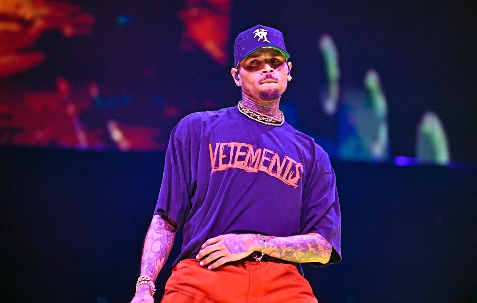 Chris Brown arrestado en Manchester por ataque con botella al llegar a su gira en el Reino Unido