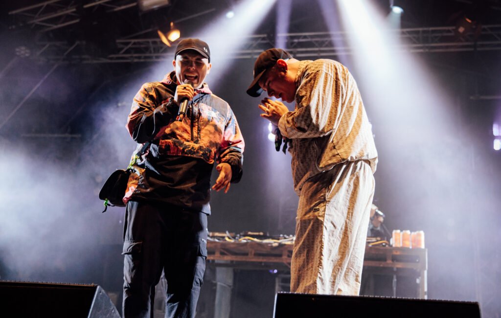 BBC aclara su posición sobre la transmisión de la actuación de Kneecap en Glastonbury