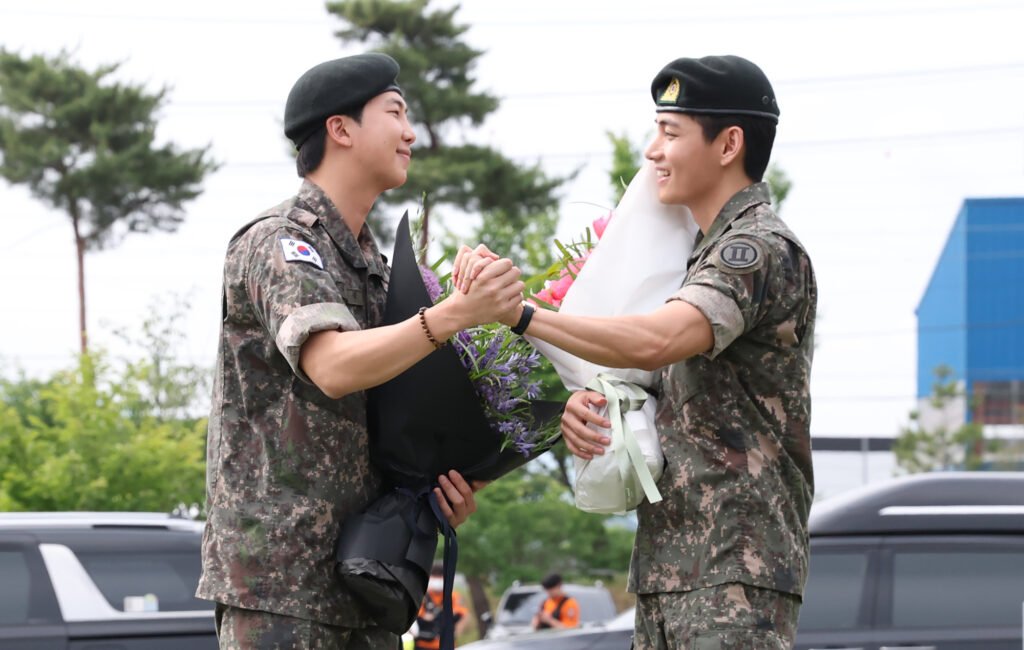 BTS: RM y V son dados de baja del servicio militar en Corea del Sur tras completar su servicio obligatorio