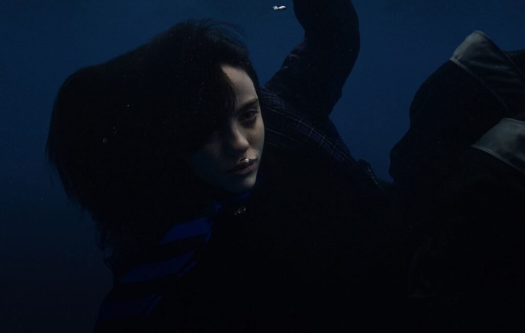 Billie Eilish sorprende con su emotiva versión de ‘The Only Exception’ de Paramore en París