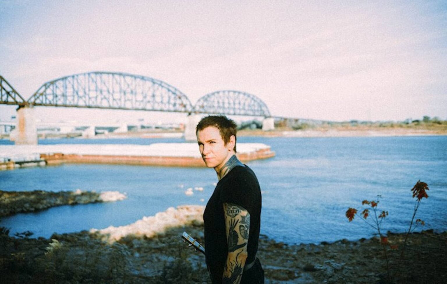 Laura Jane Grace cancela el resto de su gira 2025 tras acusaciones de abuso conyugal