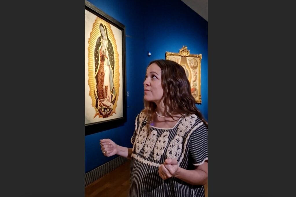 Natalia Lafourcade interpreta ante la Virgen de Guadalupe en el Museo del Prado