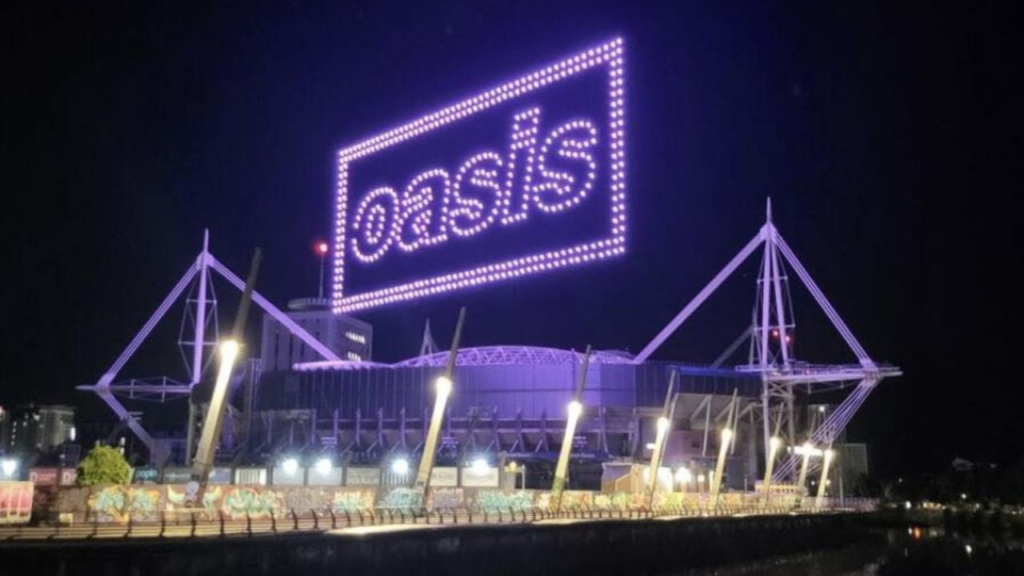 Oasis regresa con un espectacular show de drones en Cardiff antes de su primer concierto en 15 años