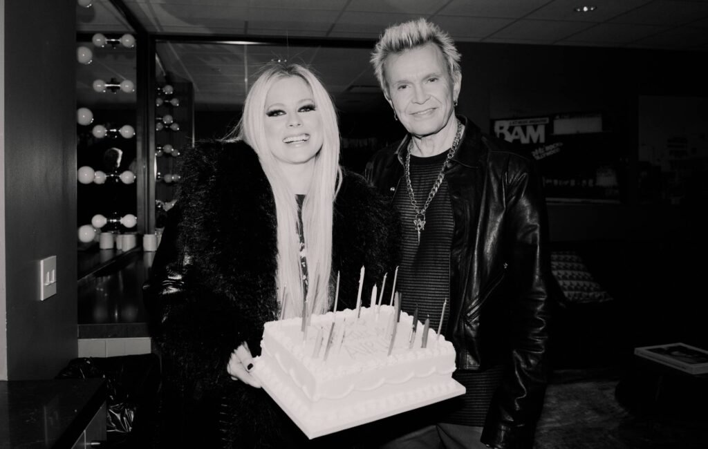 Avril Lavigne celebra su cumpleaños con un emocionante concierto junto a Billy Idol y el lanzamiento de su propio vino