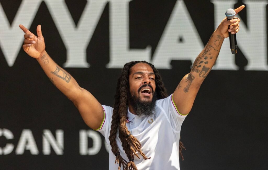 BBC respalda parcialmente quejas sobre la actuación de Bob Vylan en Glastonbury