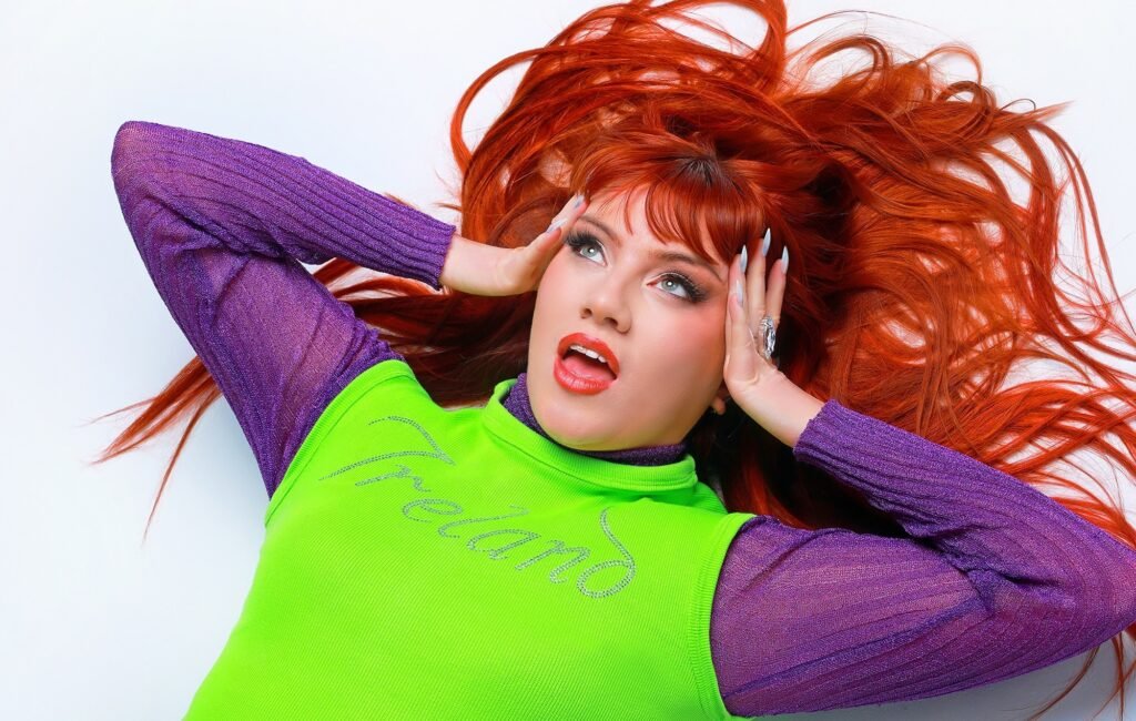 CMAT deslumbra en su debut en la televisión estadounidense con ‘Take A Sexy Picture Of Me’ en ‘Kimmel’