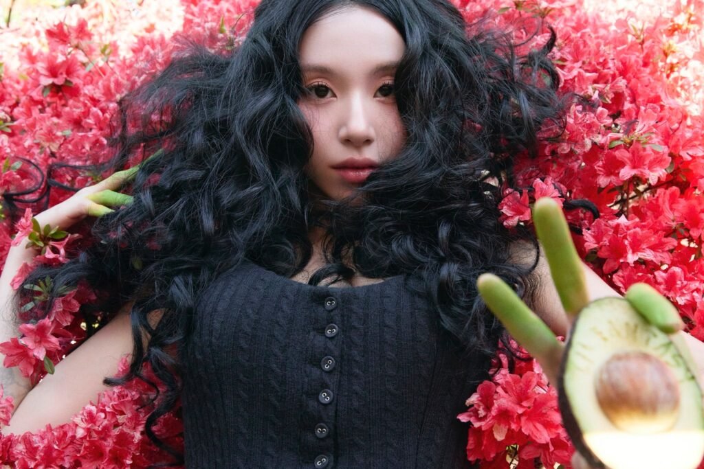 Chaeyoung de TWICE Debuta en el Top 40 del Billboard 200 y Lidera la Lista de Artistas Emergentes con “LIL FANTASY vol.1”