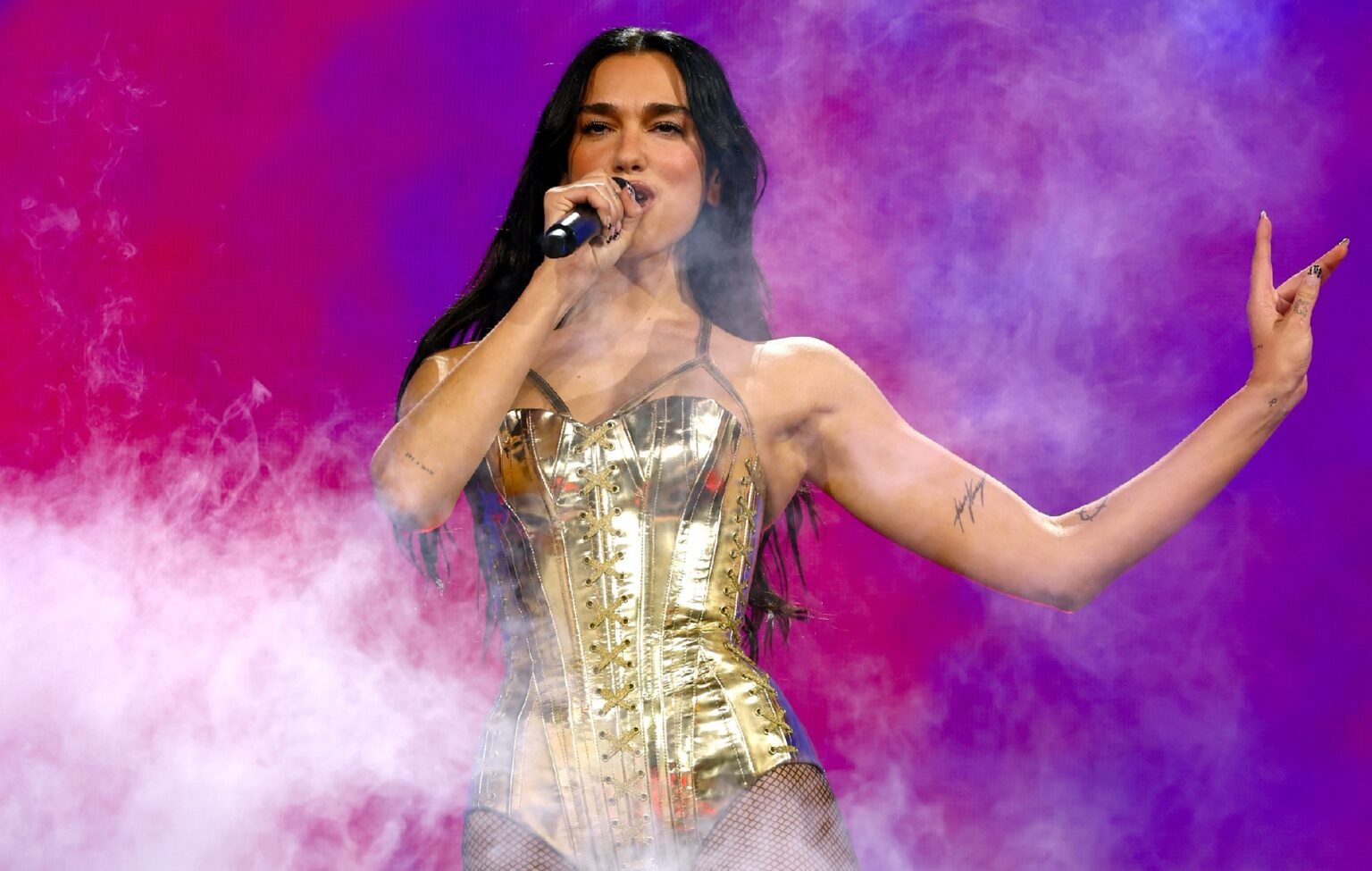 Dua Lipa y su agencia de talentos responden a rumores sobre despido de agente por solicitar la eliminación de Kneecap del Glastonbury