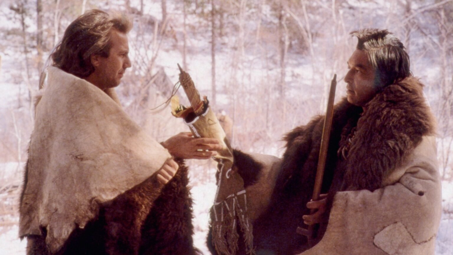 Kevin Costner Rinde Homenaje a Graham Greene, Su Compañero en ‘Dances With Wolves’
Un Reconocimiento a la Maestría Actoral de Greene