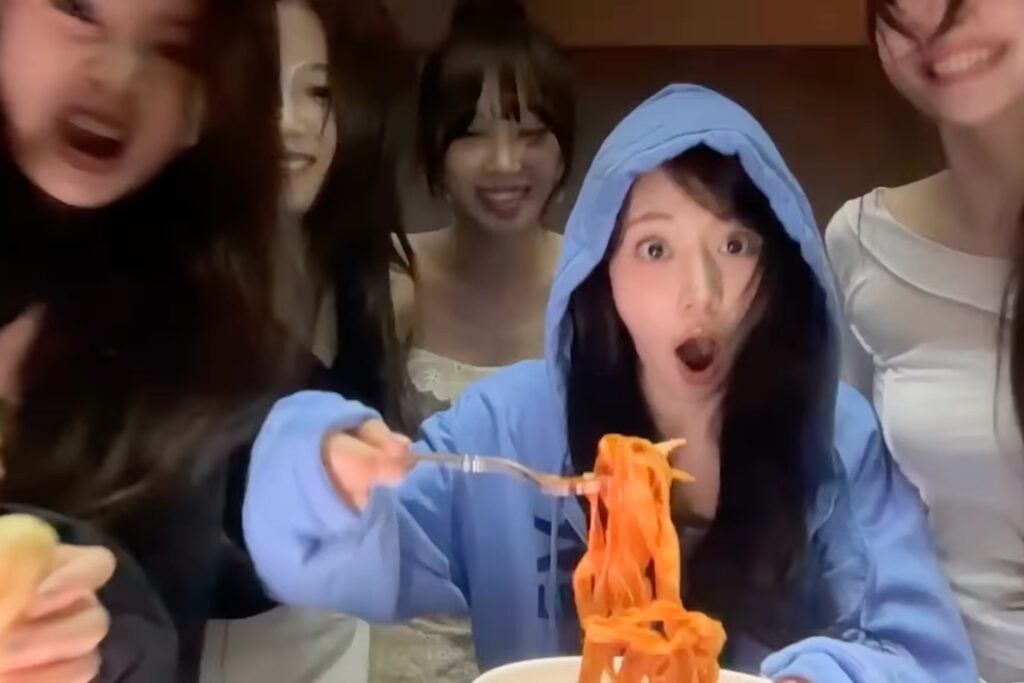 LE SSERAFIM Anuncia su Regreso con el Nuevo Sencillo “SPAGHETTI” y Teaser Caótico