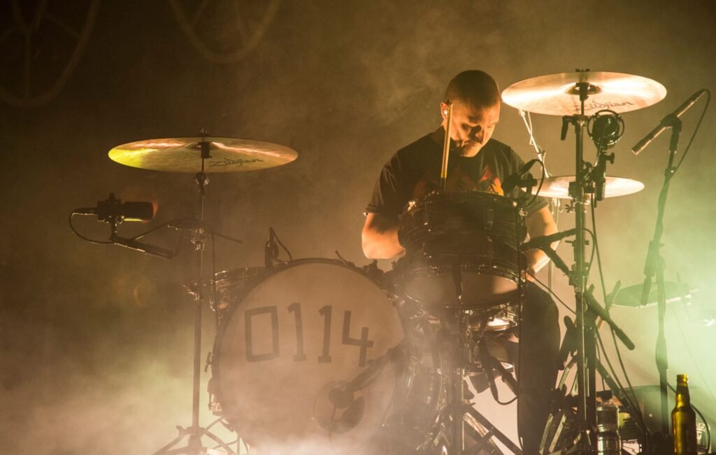 Matt Helders de Arctic Monkeys lanza su nuevo proyecto Terrific con el sencillo debut ‘WeHo yet?’